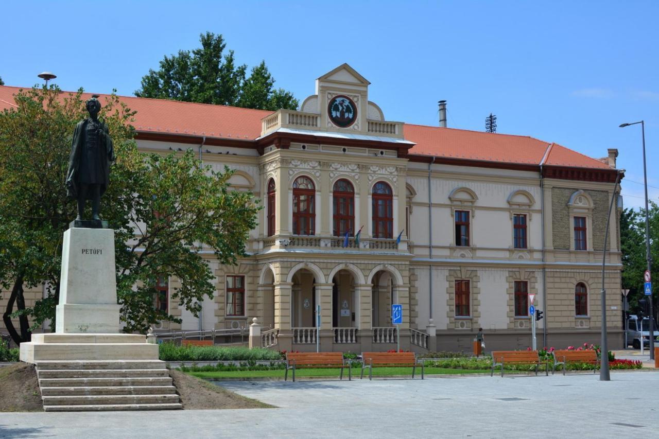 Готель Csengo Vendeghaz Кішкйорйош Екстер'єр фото